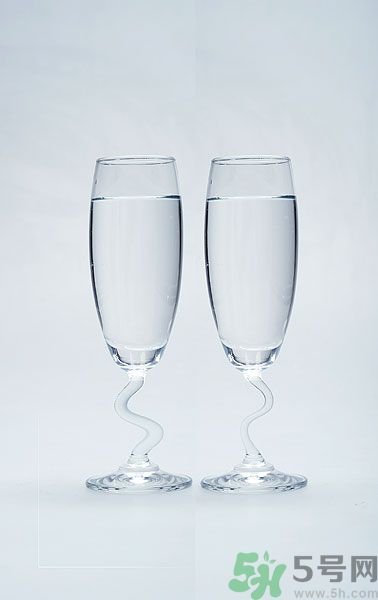 早上起床喝白開(kāi)水好嗎？喝白開(kāi)水好還是茶水好？