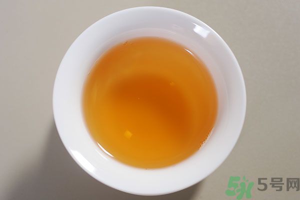 早上起床喝白開(kāi)水好嗎？喝白開(kāi)水好還是茶水好？