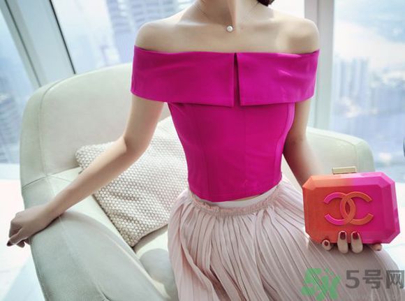 一字肩衣服適合什么人？一字肩衣服怎么穿？