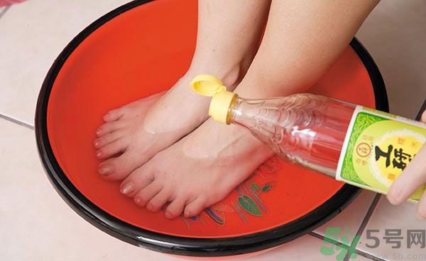 用醋泡腳能治腳臭嗎？泡腳放醋能除腳臭嗎？