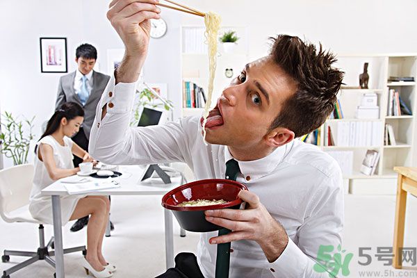 滿漢宴方便面煮著吃泡著吃哪個(gè)好？