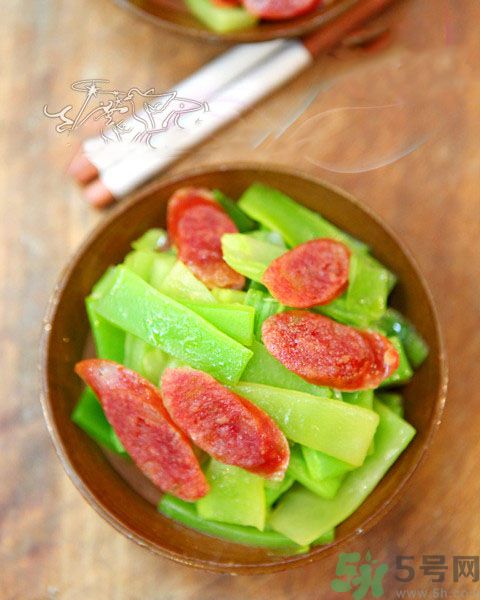 西藍(lán)花炒臘腸怎么做？西藍(lán)花炒臘腸好吃嗎？