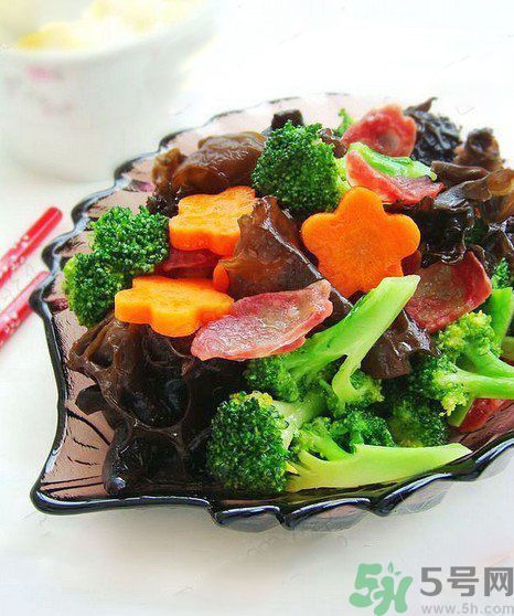 西藍(lán)花炒臘腸怎么做？西藍(lán)花炒臘腸好吃嗎？