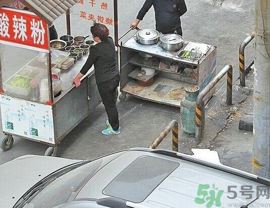 住窩棚夫婦倆十多年堅守女兒失蹤路口 如何預(yù)防孩子走失？