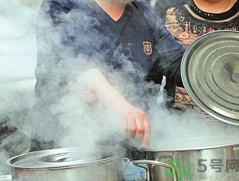 住窩棚夫婦倆十多年堅守女兒失蹤路口 如何預(yù)防孩子走失？