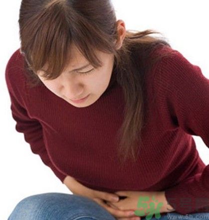 打嗝打不出來胸悶是怎么回事？打嗝打不出來胸悶怎么辦？