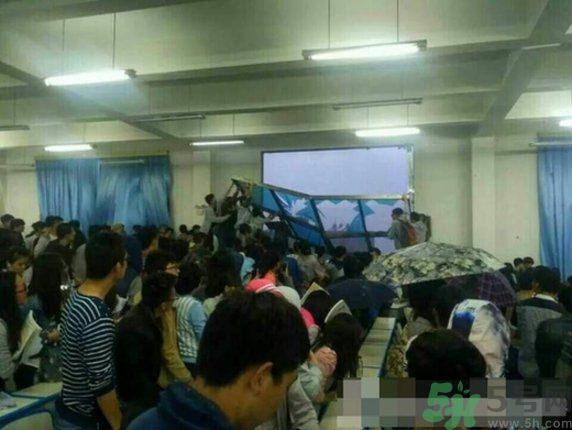 哪個(gè)學(xué)校學(xué)校窗戶突然倒塌？男生拼命護(hù)住女生 ！