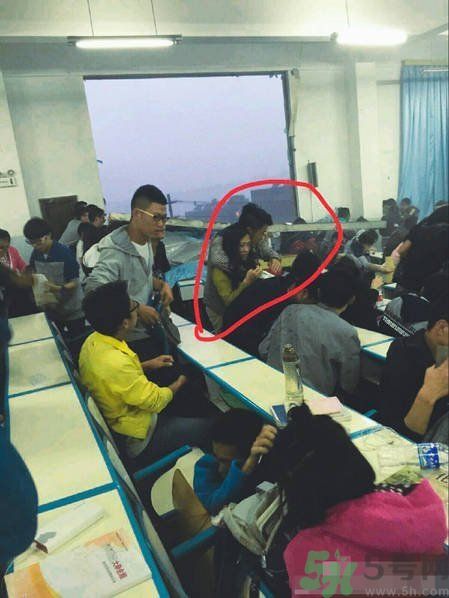 哪個(gè)學(xué)校學(xué)校窗戶突然倒塌？男生拼命護(hù)住女生 ！