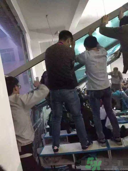 哪個(gè)學(xué)校學(xué)校窗戶突然倒塌？男生拼命護(hù)住女生 ！