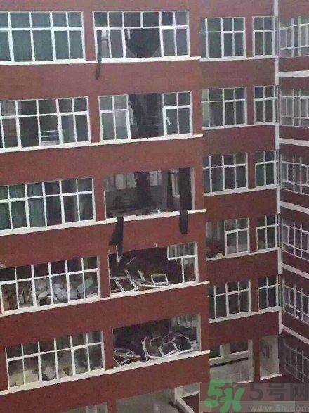 哪個(gè)學(xué)校學(xué)校窗戶突然倒塌？男生拼命護(hù)住女生 ！