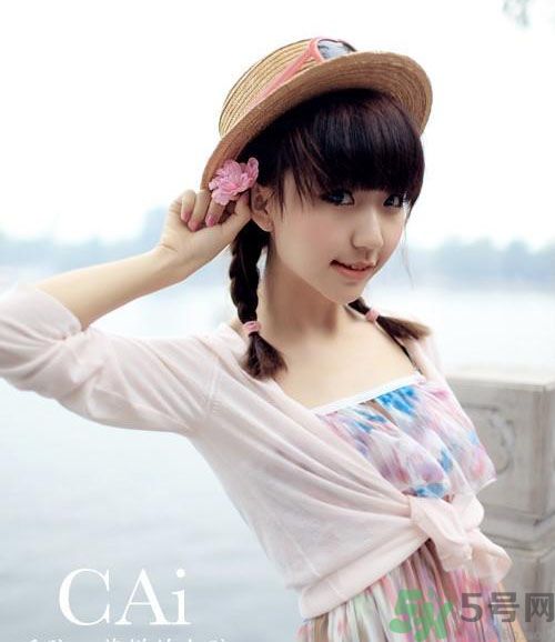 胸小的女生怎么穿衣服好看？胸小的女生怎么穿衣顯得胸大？