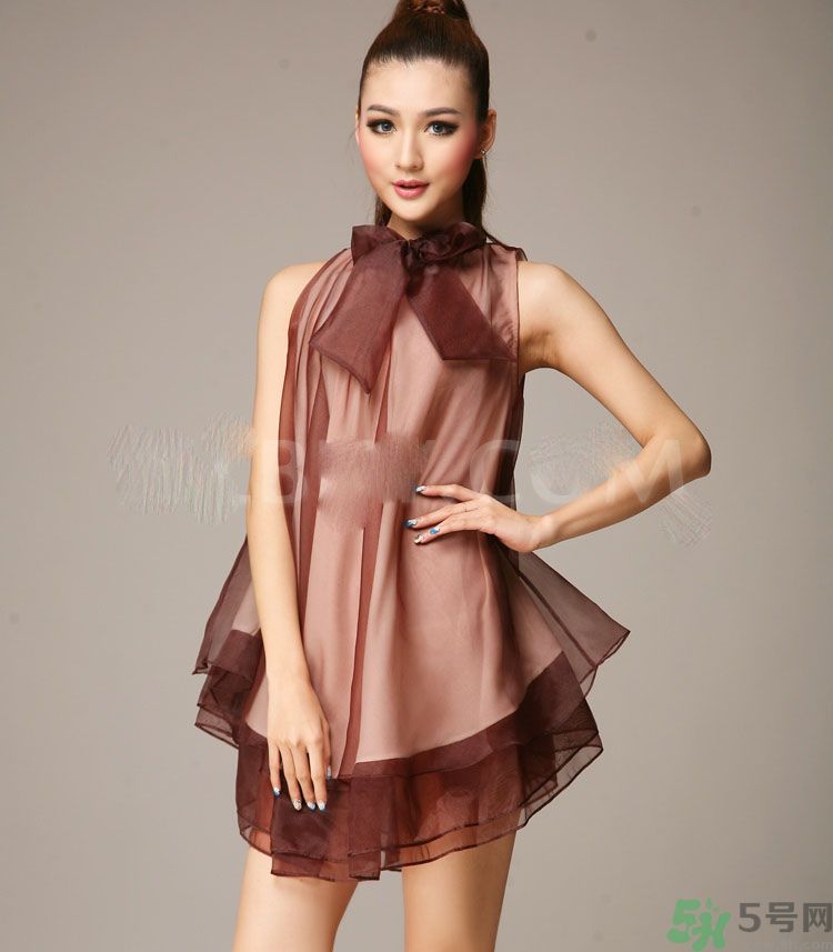 胸小的女生怎么穿衣服好看？胸小的女生怎么穿衣顯得胸大？