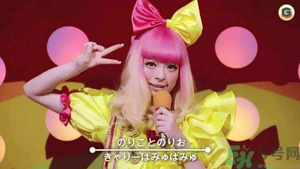 卡莉醬的原宿彩妝造型有什么特點(diǎn)？是不是瑰色楓葉蛾的仿妝？