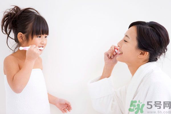 溫水刷牙好還是冷水刷牙好？溫水刷牙的好處