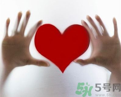 舌頭顏色發(fā)紫是什么原因？舌頭白白的是怎么回事？