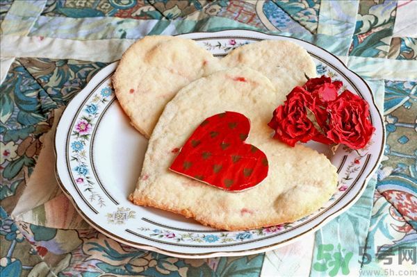 舌頭顏色發(fā)紫是什么原因？舌頭白白的是怎么回事？