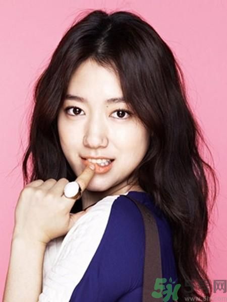 齊劉海中分適合什么臉型？齊劉海中分怎么扎好看？