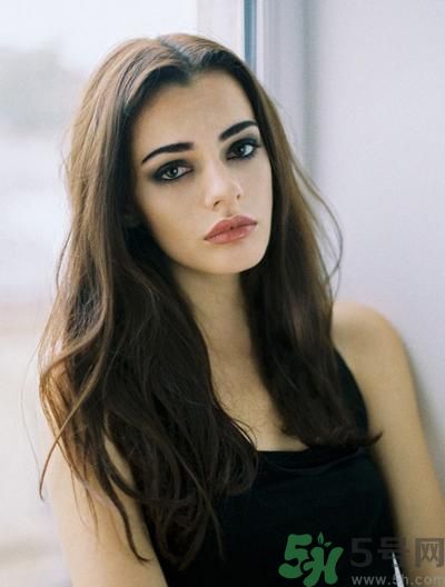 齊劉海中分適合什么臉型？齊劉海中分怎么扎好看？