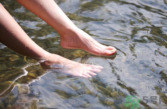 用涼水洗腳還是熱水洗腳好？為什么熱水比涼水洗腳要好？