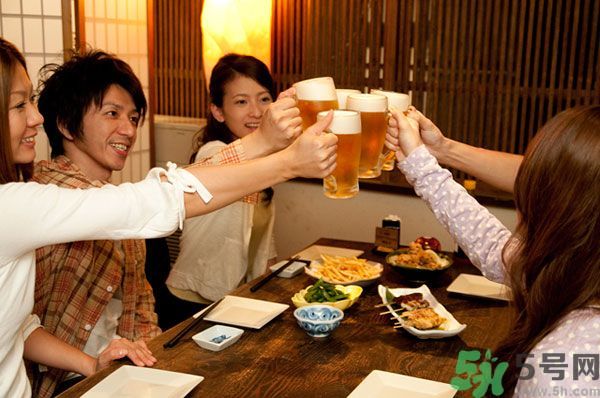 喝酒怎樣才能不傷身？飲酒要注意些什么？