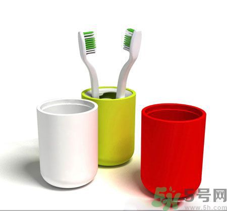 牙齦出血要換牙刷嗎？牙刷多久換一次好？