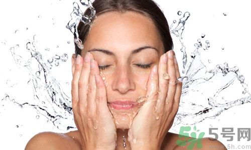 洗臉用冷水還是熱水好？用冷水洗臉好不好？