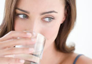 喝水能防腎結石嗎？喝水怎么預防腎結石？