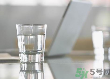 白開(kāi)水隔幾天還能喝嗎？喝白開(kāi)水要注意什么？