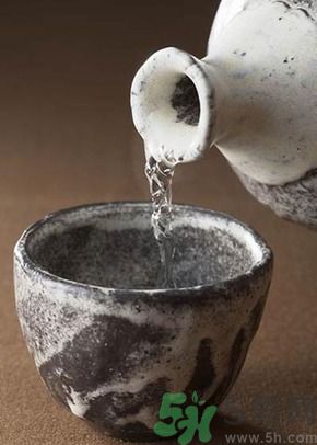 白酒能代替料酒做菜嗎？白酒可以用來做菜嗎？