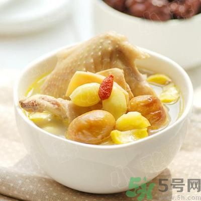 燉雞湯什么時(shí)候放鹽？燉雞湯不要先放鹽？