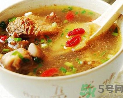 燉雞湯什么時(shí)候放鹽？燉雞湯不要先放鹽？