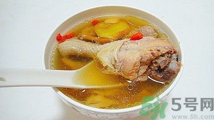 燉雞湯用冷水還是熱水？雞湯用冷水可以嗎？