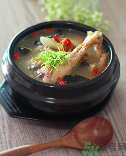 燉雞湯用冷水還是熱水？雞湯用冷水可以嗎？