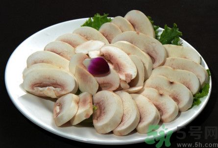 蘑菇有白毛能吃嗎？蘑菇上面長了一層白毛還能吃嗎？