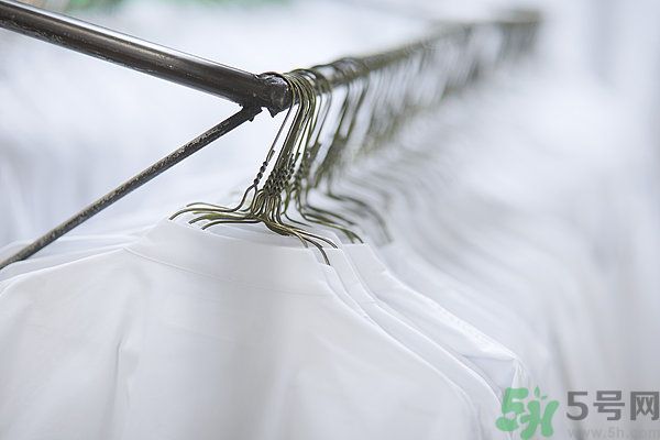 什么面料不容易皺？如何挑選不易皺的衣服？