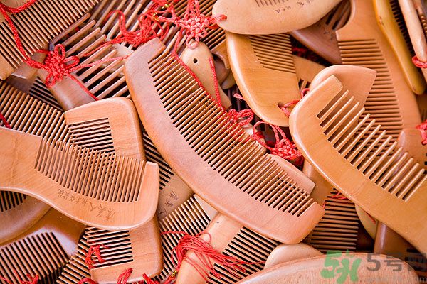 用哪種梳子不容易掉頭發(fā)？用什么梳子梳頭防掉發(fā)？