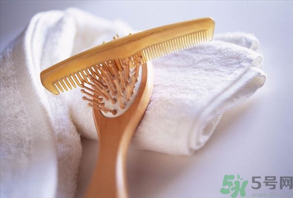 用哪種梳子不容易掉頭發(fā)？用什么梳子梳頭防掉發(fā)？