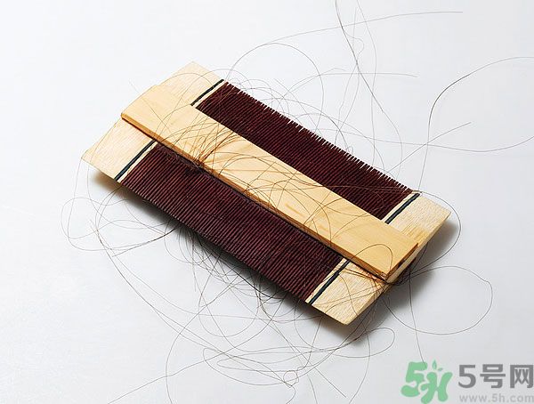 用哪種梳子不容易掉頭發(fā)？用什么梳子梳頭防掉發(fā)？