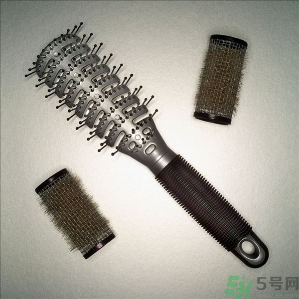 長卷發(fā)應(yīng)該用什么梳子梳頭發(fā)？卷發(fā)用什么梳子最好？