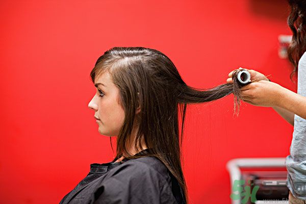 長卷發(fā)應(yīng)該用什么梳子梳頭發(fā)？卷發(fā)用什么梳子最好？