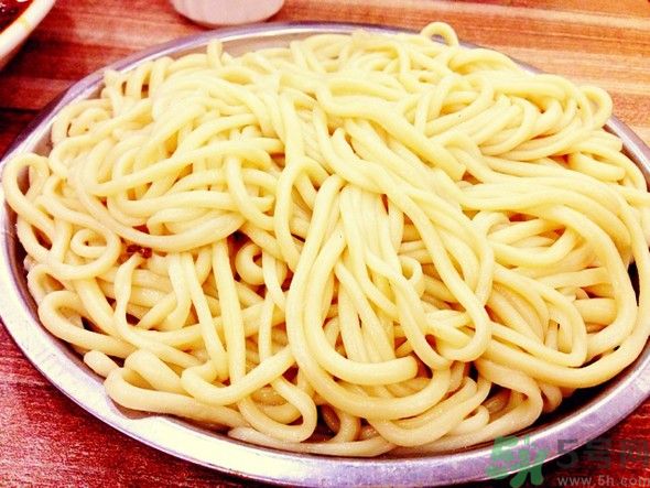 每天晚上吃白面條會(huì)長胖嗎？吃白面有什么好處呢？