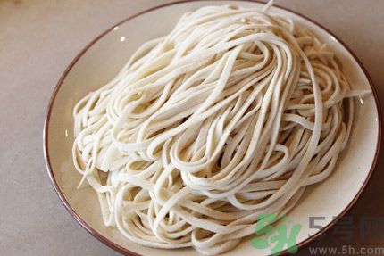 每天晚上吃白面條會(huì)長胖嗎？吃白面有什么好處呢？
