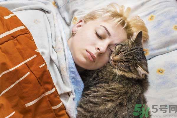 和寵物一起睡覺(jué)要注意什么？寵物睡姿有什么含義？