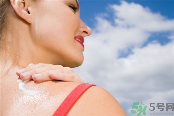 為什么涂了防曬霜還是會(huì)曬黑？涂防曬霜要注意什么？