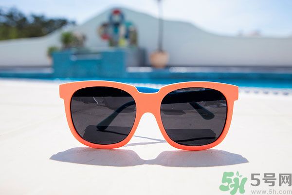 怎樣防止眼睛曬傷？怎樣挑選防曬眼鏡？