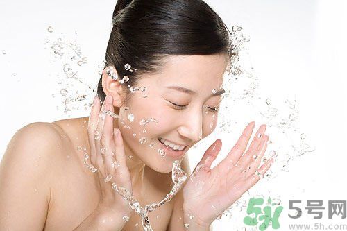 依云礦泉水敷臉好嗎?依云礦泉水可以敷臉嗎?.jpg 依云礦泉水敷臉好嗎?依云礦泉水可以敷臉嗎?.jpg