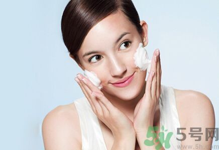 額頭出油是什么原因？額頭出油怎么辦？