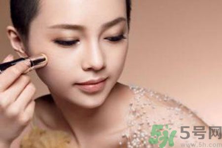 額頭出油是什么原因？額頭出油怎么辦？