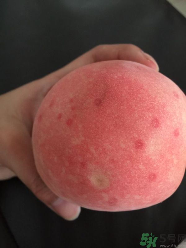 桃子上有紅點(diǎn)能吃嗎？桃子上有黑點(diǎn)可以吃嗎？