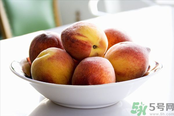 桃子上有紅點(diǎn)能吃嗎？桃子上有黑點(diǎn)可以吃嗎？